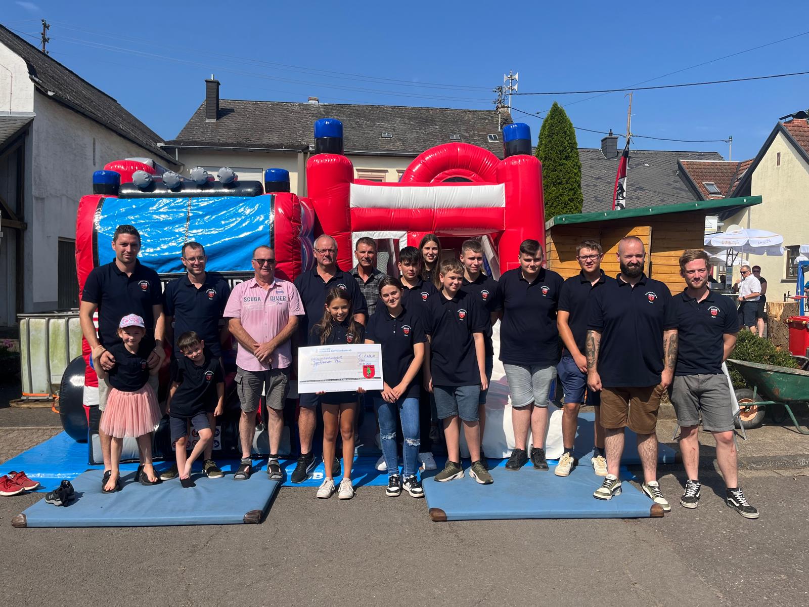 Spendenübergabe FSV Plein an Jugendfeuerwehr Plein